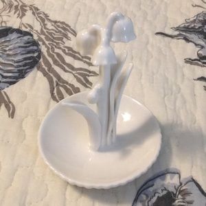 Porcelain flower ring holder
